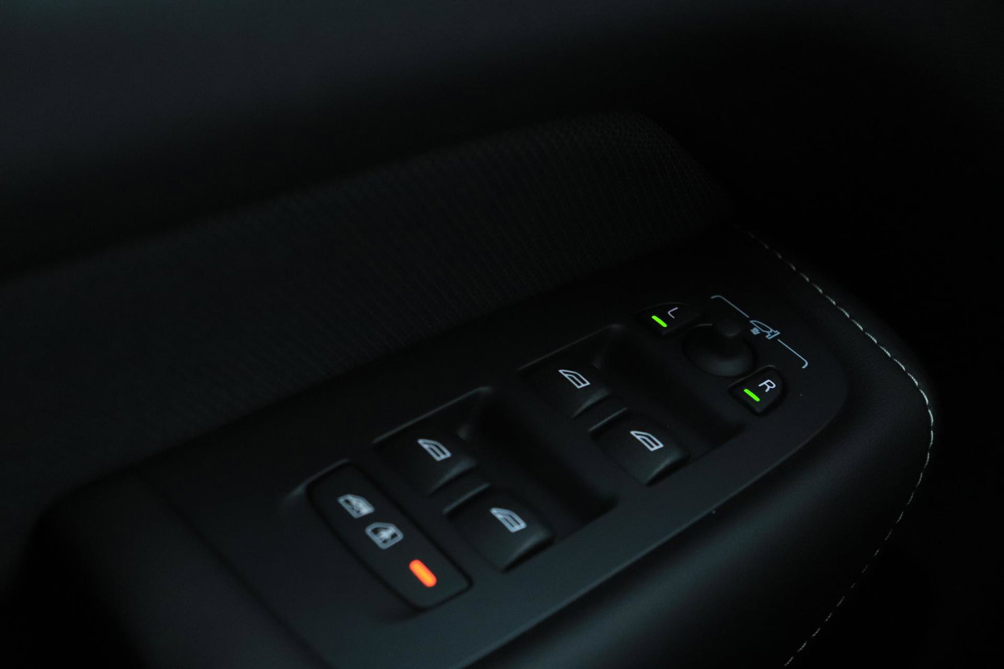 Volvo XC60 2.0 T6 Plug-in hybrid AWD Plus Black Edition | Panoramadak | Harman/Kardon | BLIS | Sportstoelen