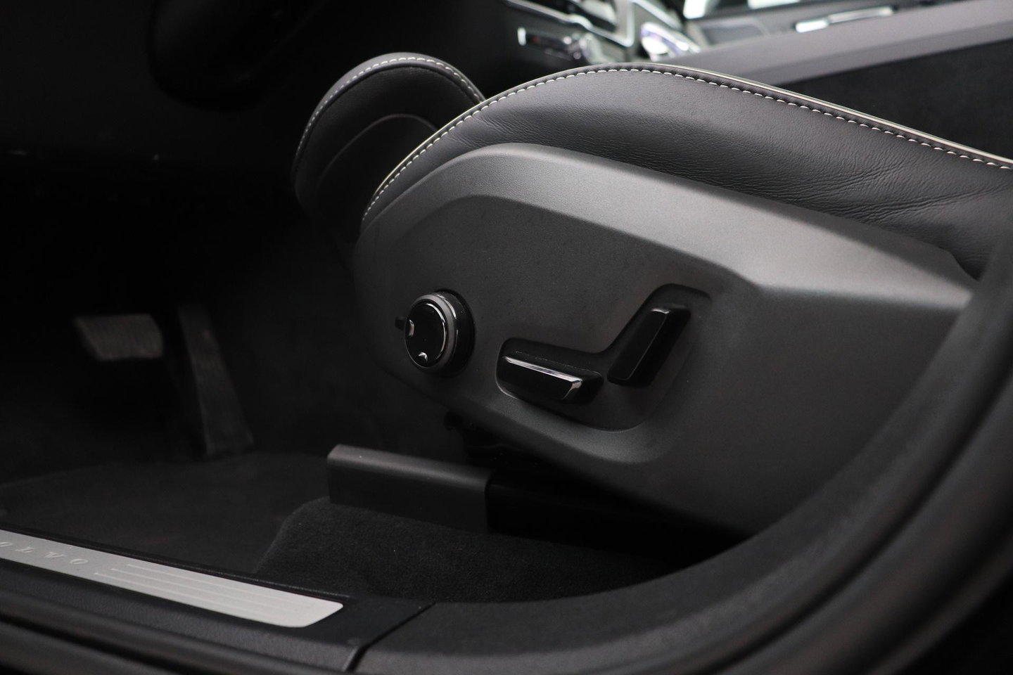 Volvo XC60 2.0 T6 Plug-in hybrid AWD Plus Black Edition | Panoramadak | Harman/Kardon | BLIS | Sportstoelen