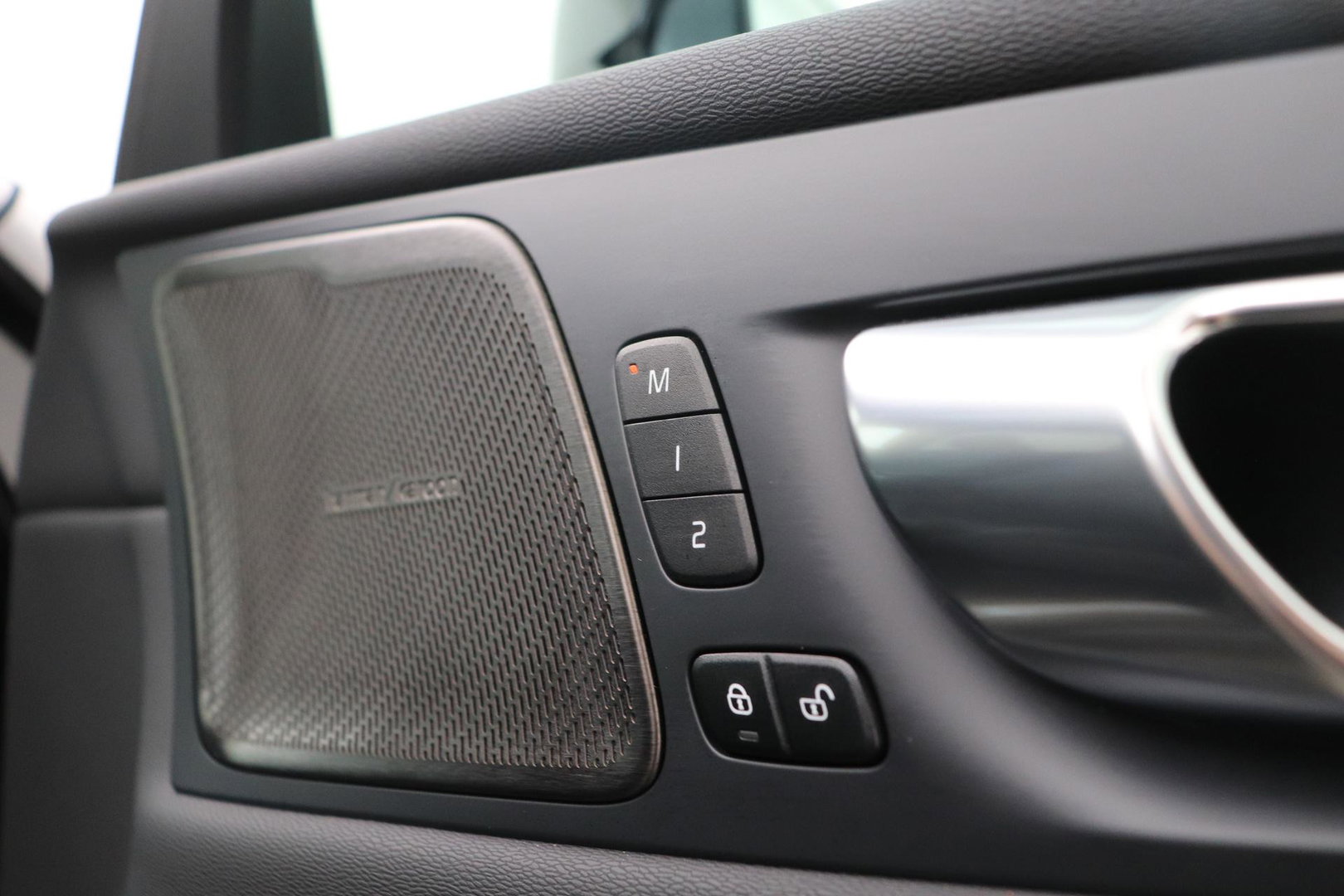 Volvo XC60 2.0 T6 Plug-in hybrid AWD Plus Black Edition | Panoramadak | Harman/Kardon | BLIS | Sportstoelen