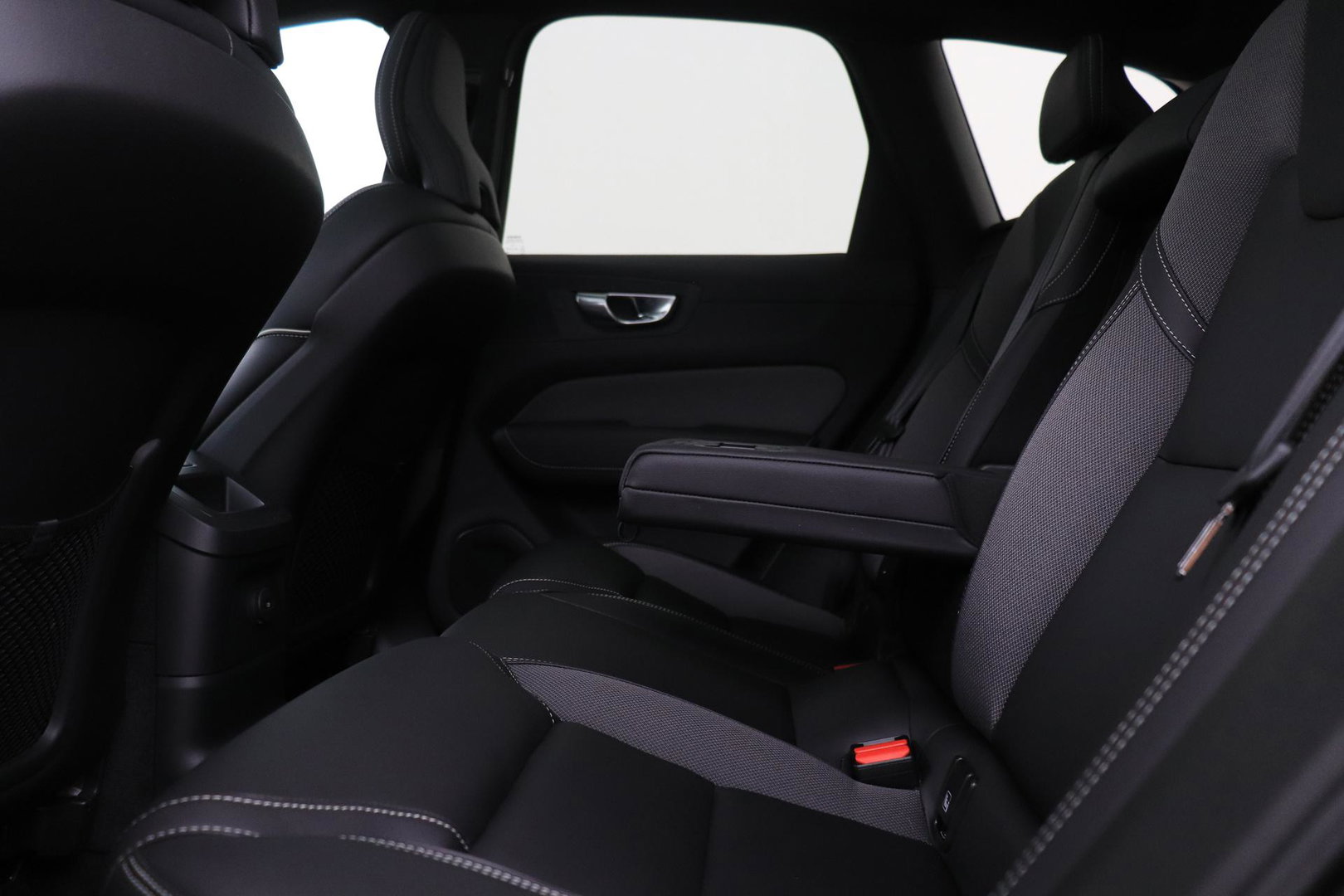 Volvo XC60 2.0 T6 Plug-in hybrid AWD Plus Black Edition | Panoramadak | Harman/Kardon | BLIS | Sportstoelen