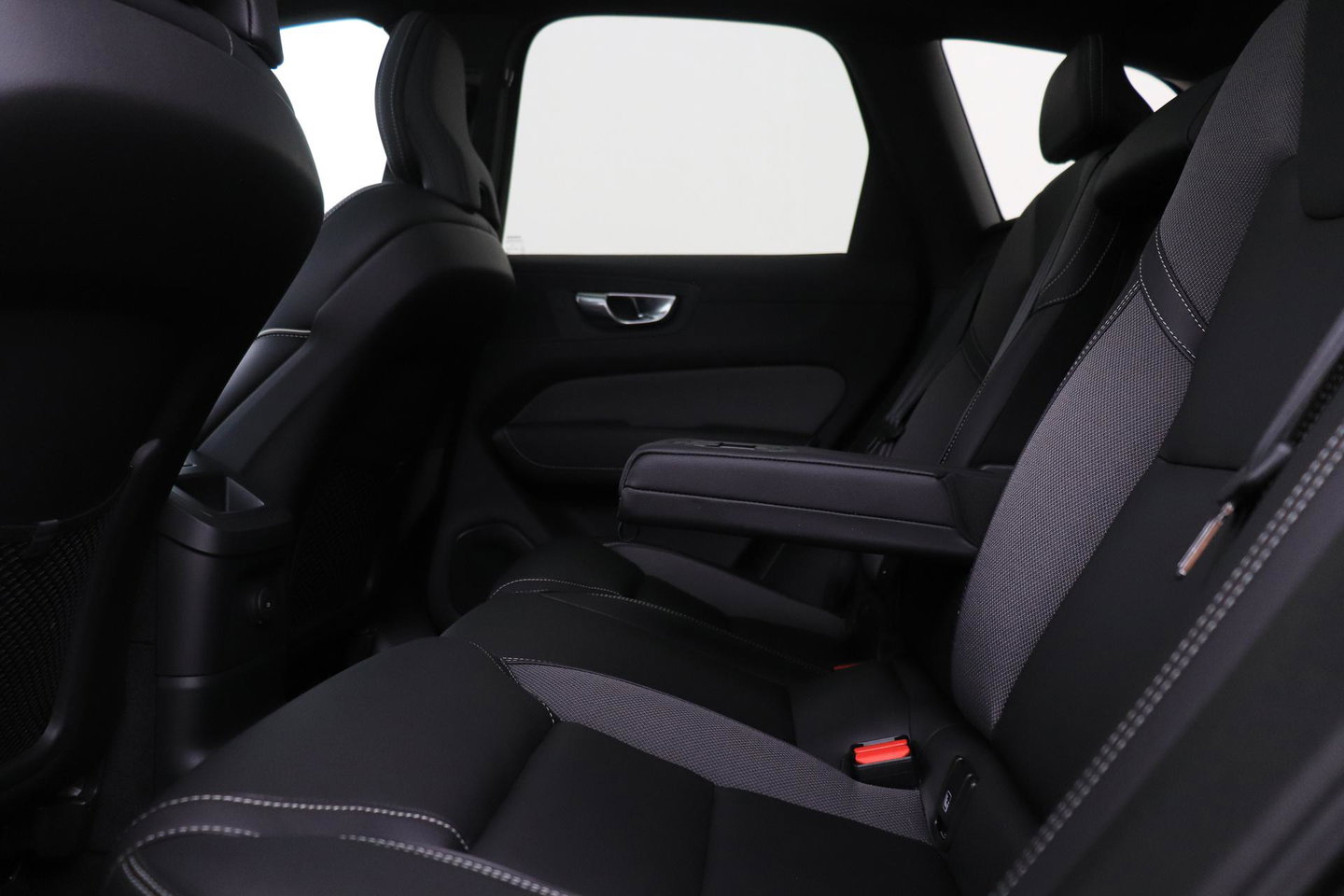 Volvo XC60 2.0 T6 Plug-in hybrid AWD Plus Black Edition | Panoramadak | Harman/Kardon | BLIS | Sportstoelen