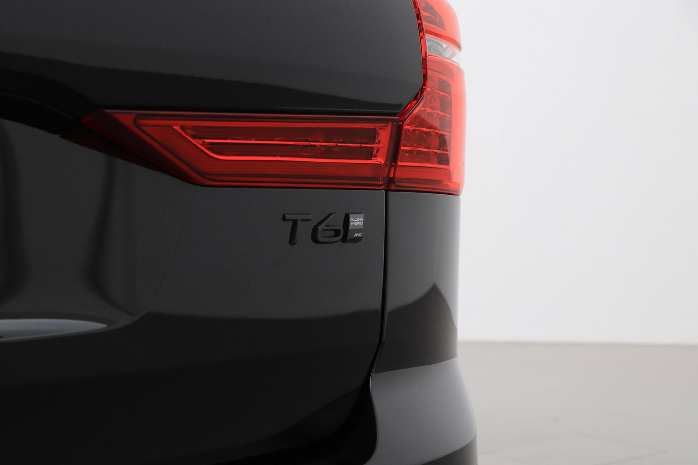 Volvo XC60 2.0 T6 Plug-in hybrid AWD Plus Black Edition | Panoramadak | Harman/Kardon | BLIS | Sportstoelen