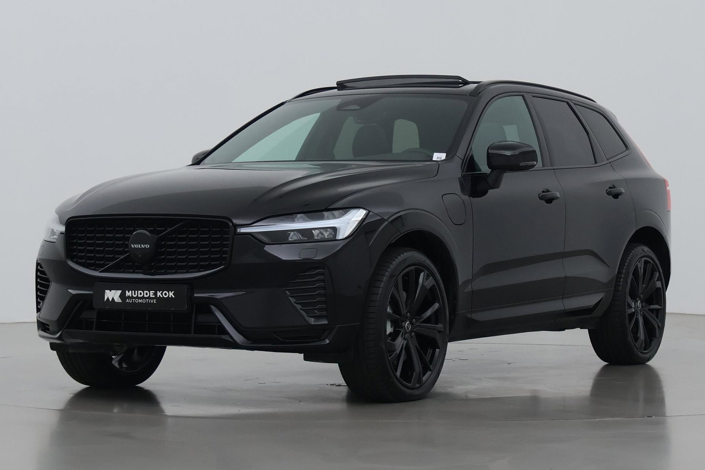 Volvo XC60 2.0 T6 Plug-in hybrid AWD Plus Black Edition | Panoramadak | Harman/Kardon | BLIS | Sportstoelen