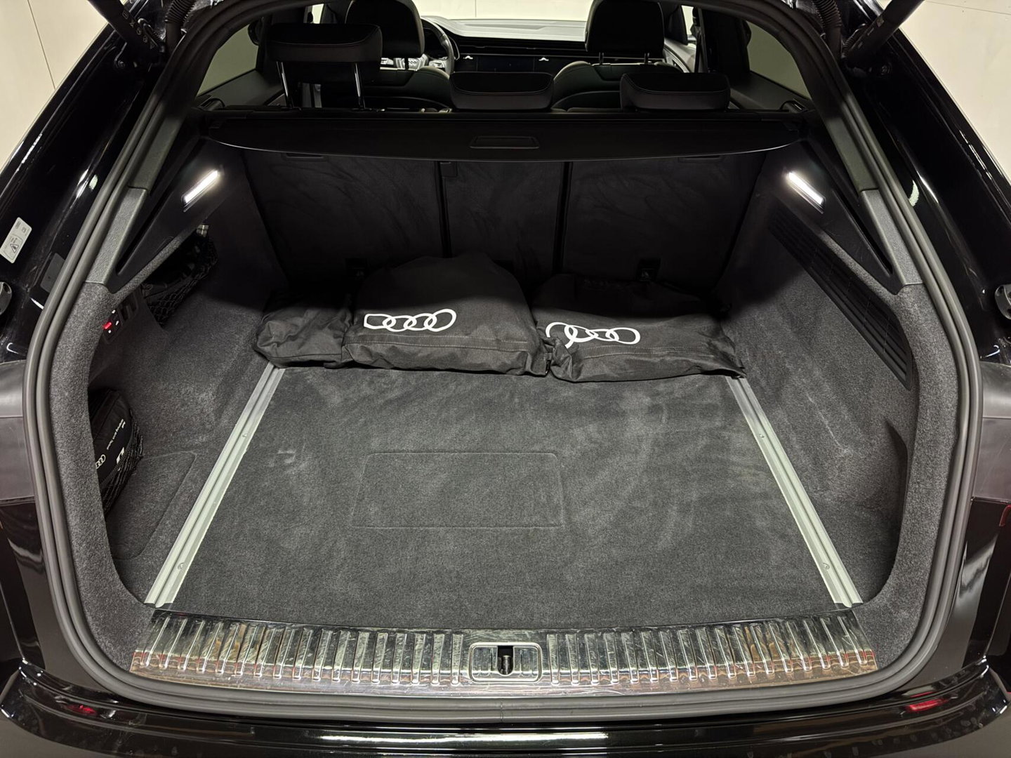Audi Q8 55 TFSI e quattro S-line Pano Sfeer Luchtver. Trekh.