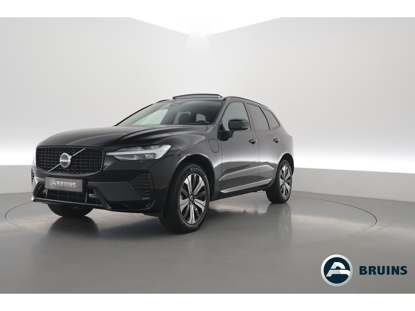 Volvo XC60 2.0 T6 Plug-in hybrid AWD Long Range Plus Dark | Rijklaar | Pano-dak | Trekhaak | 4x Stoel + Stuurverw. | voorruit.verw. | Google |