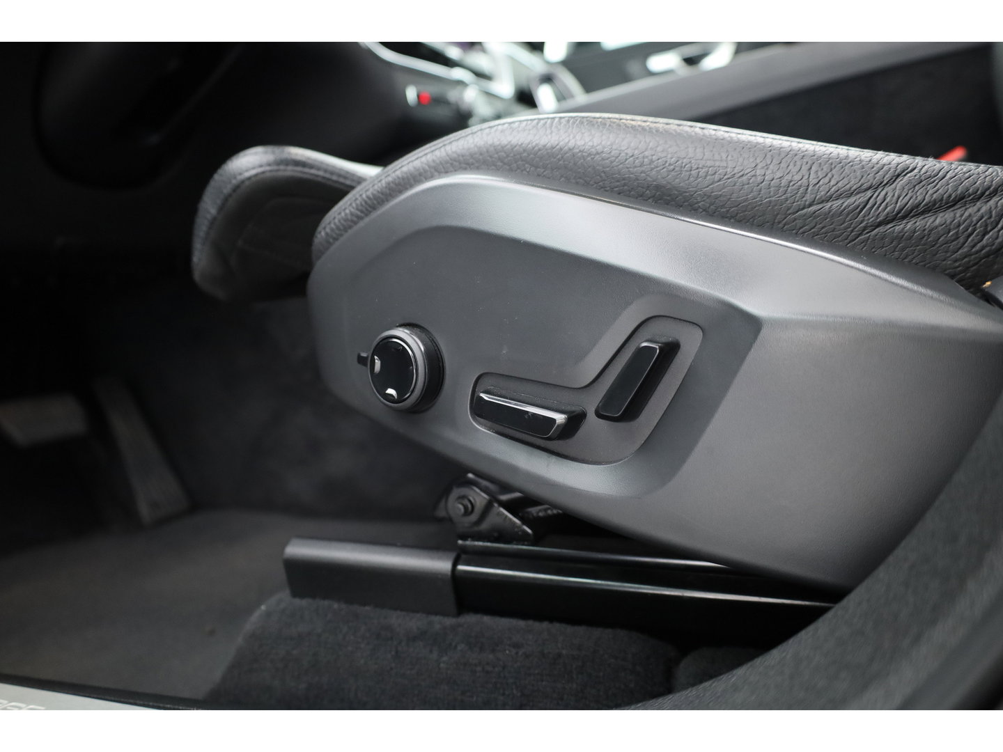 Volvo XC60 2.0 T6 Plug-in hybrid AWD Long Range Plus Dark | Rijklaar | Pano-dak | Trekhaak | 4x Stoel + Stuurverw. | voorruit.verw. | Google |