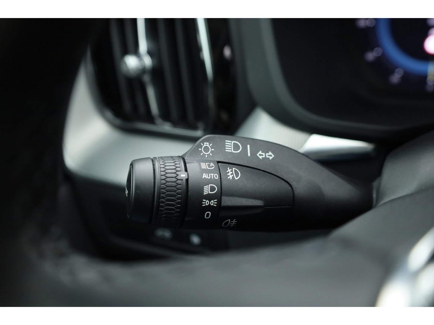 Volvo XC60 2.0 T6 Plug-in hybrid AWD Long Range Plus Dark | Rijklaar | Pano-dak | Trekhaak | 4x Stoel + Stuurverw. | voorruit.verw. | Google |