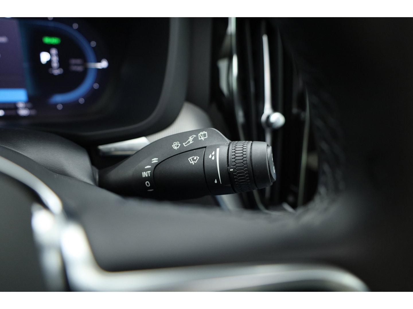 Volvo XC60 2.0 T6 Plug-in hybrid AWD Long Range Plus Dark | Rijklaar | Pano-dak | Trekhaak | 4x Stoel + Stuurverw. | voorruit.verw. | Google |