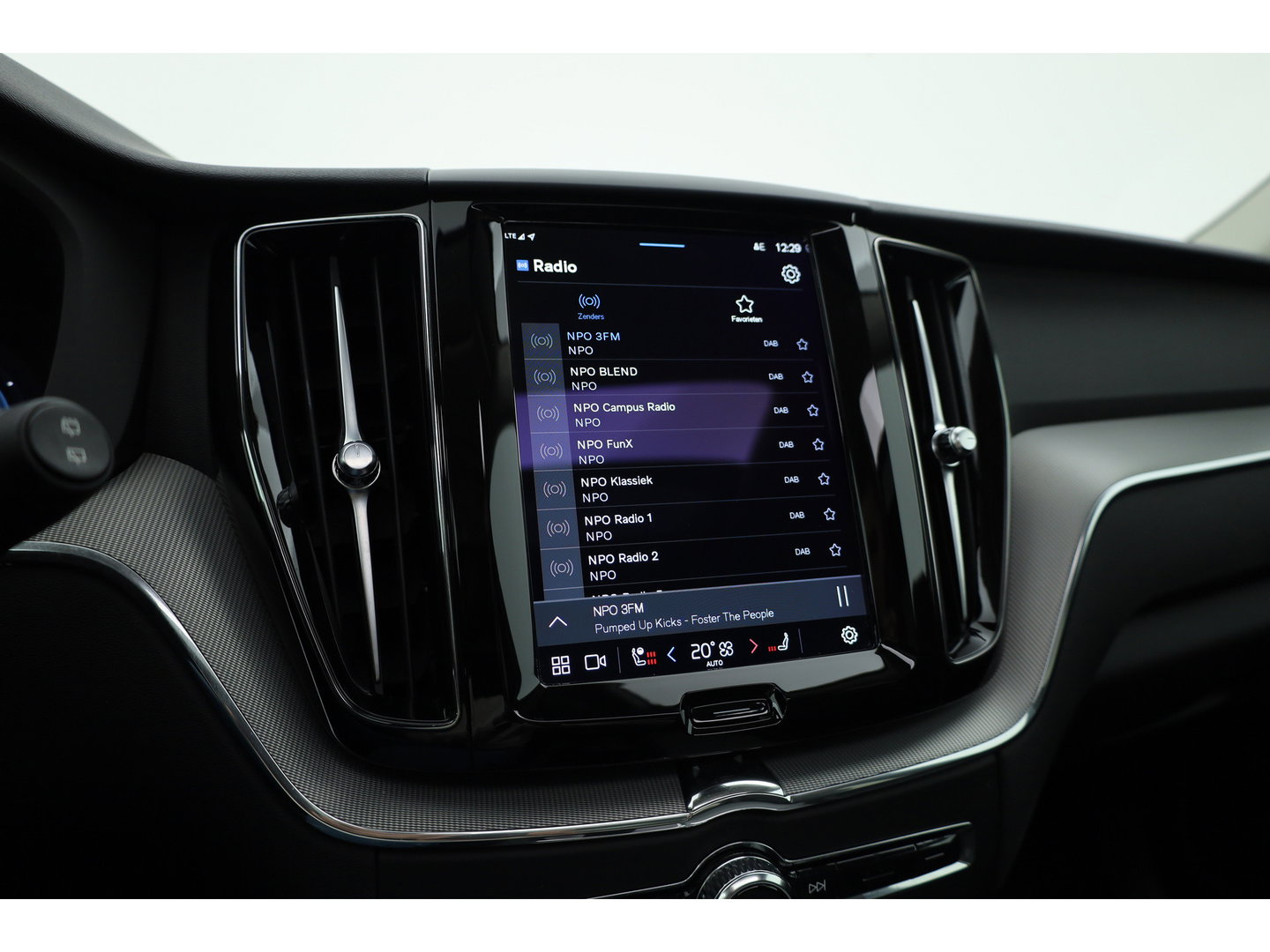 Volvo XC60 2.0 T6 Plug-in hybrid AWD Long Range Plus Dark | Rijklaar | Pano-dak | Trekhaak | 4x Stoel + Stuurverw. | voorruit.verw. | Google |