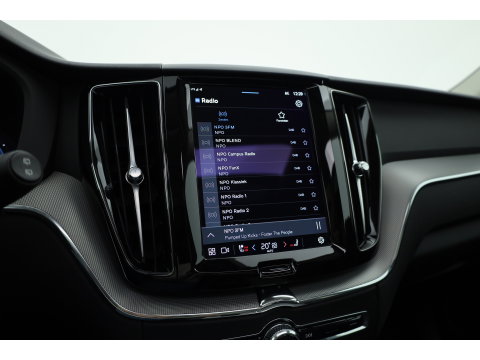 Volvo XC60 2.0 T6 Plug-in hybrid AWD Long Range Plus Dark | Rijklaar | Pano-dak | Trekhaak | 4x Stoel + Stuurverw. | voorruit.verw. | Google |