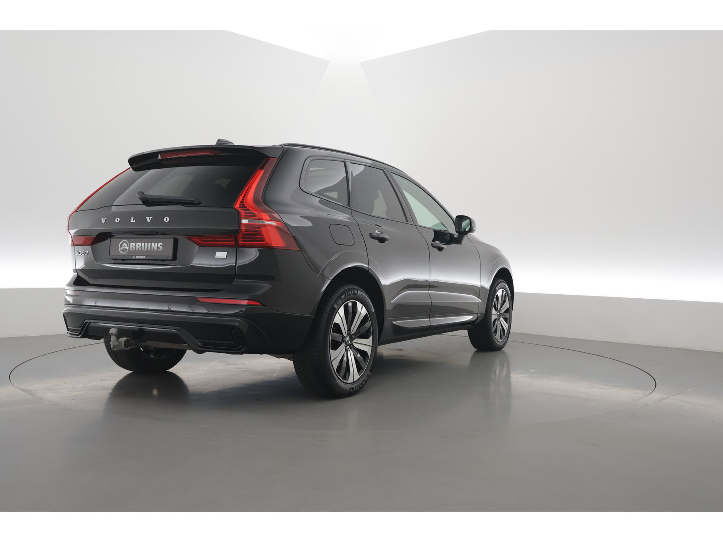Volvo XC60 2.0 T6 Plug-in hybrid AWD Long Range Plus Dark | Rijklaar | Pano-dak | Trekhaak | 4x Stoel + Stuurverw. | voorruit.verw. | Google |