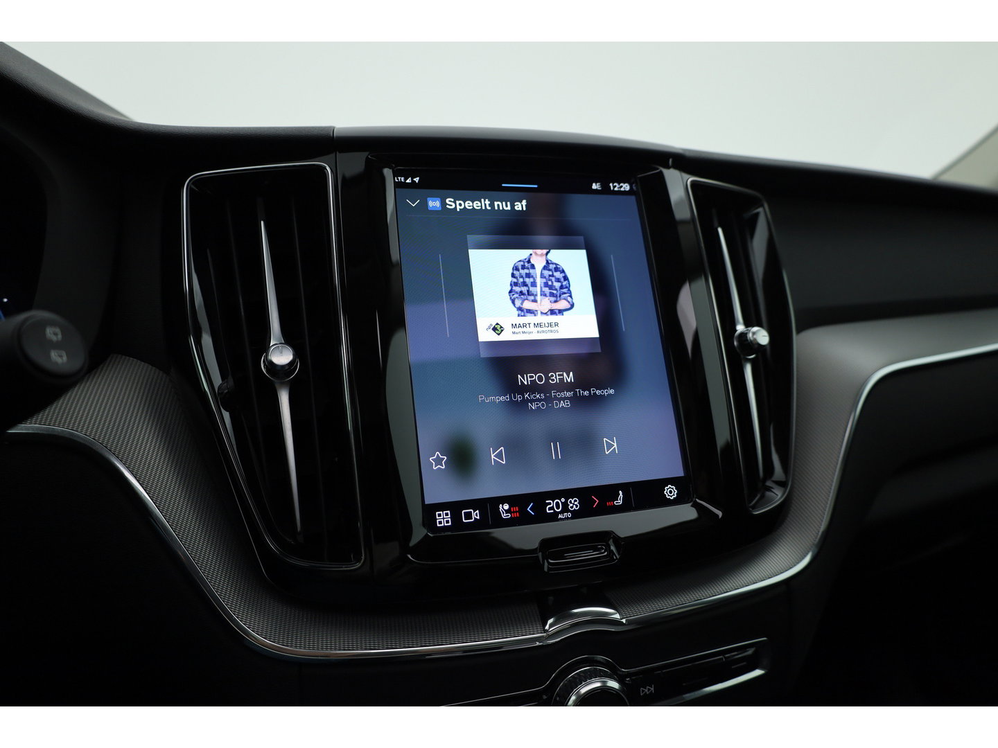 Volvo XC60 2.0 T6 Plug-in hybrid AWD Long Range Plus Dark | Rijklaar | Pano-dak | Trekhaak | 4x Stoel + Stuurverw. | voorruit.verw. | Google |