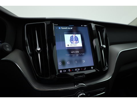 Volvo XC60 2.0 T6 Plug-in hybrid AWD Long Range Plus Dark | Rijklaar | Pano-dak | Trekhaak | 4x Stoel + Stuurverw. | voorruit.verw. | Google |