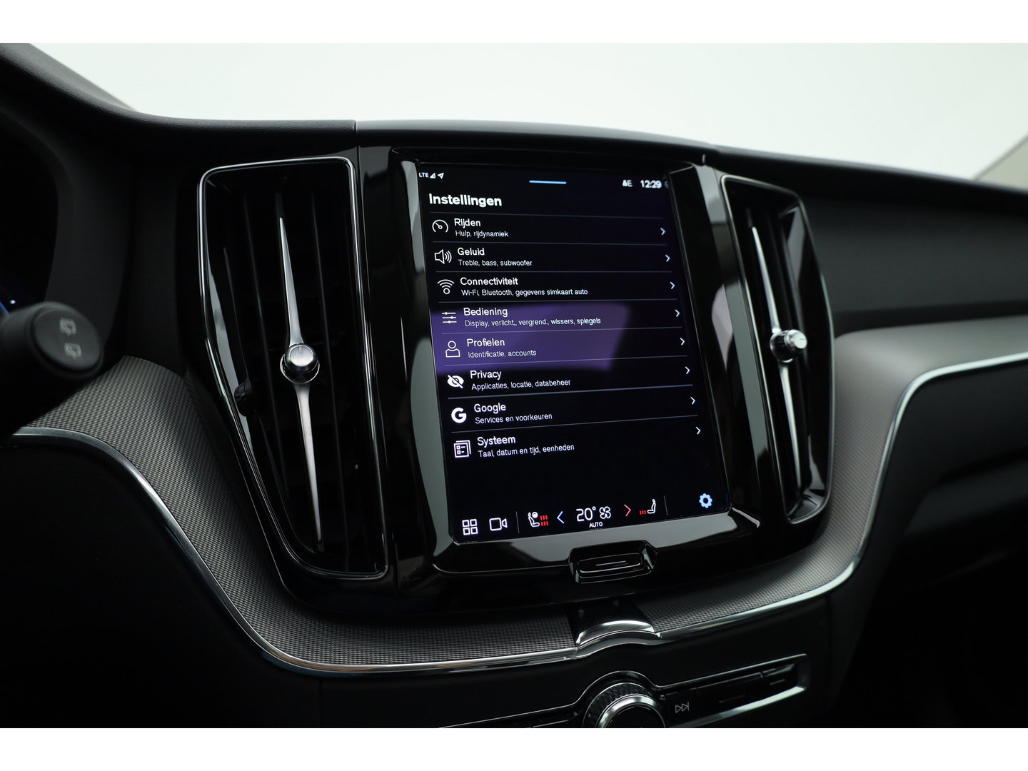 Volvo XC60 2.0 T6 Plug-in hybrid AWD Long Range Plus Dark | Rijklaar | Pano-dak | Trekhaak | 4x Stoel + Stuurverw. | voorruit.verw. | Google |