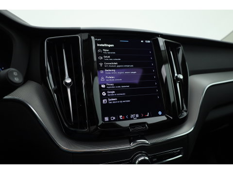 Volvo XC60 2.0 T6 Plug-in hybrid AWD Long Range Plus Dark | Rijklaar | Pano-dak | Trekhaak | 4x Stoel + Stuurverw. | voorruit.verw. | Google |