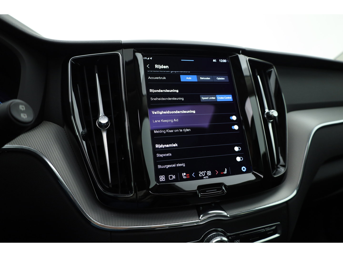 Volvo XC60 2.0 T6 Plug-in hybrid AWD Long Range Plus Dark | Rijklaar | Pano-dak | Trekhaak | 4x Stoel + Stuurverw. | voorruit.verw. | Google |
