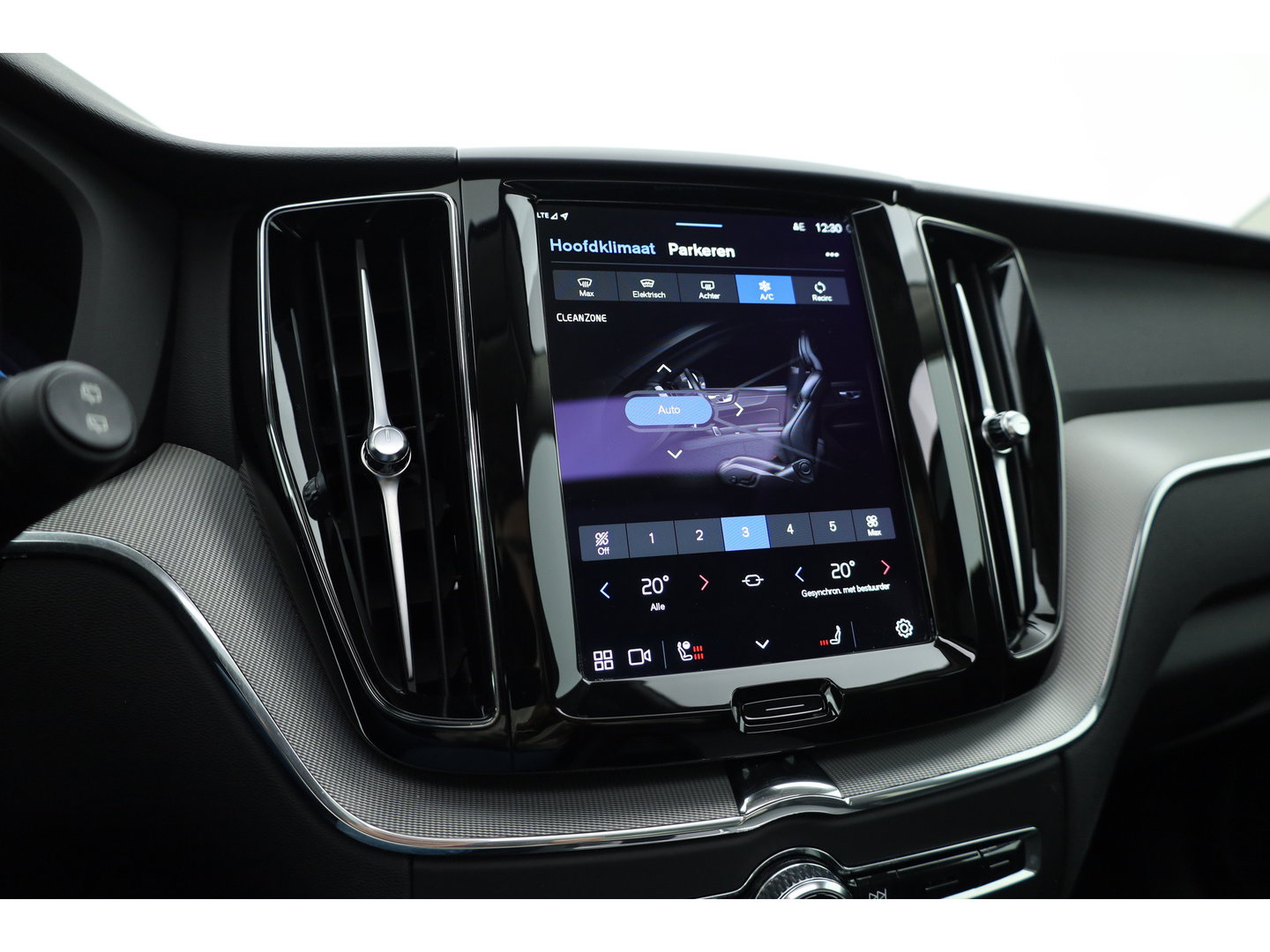Volvo XC60 2.0 T6 Plug-in hybrid AWD Long Range Plus Dark | Rijklaar | Pano-dak | Trekhaak | 4x Stoel + Stuurverw. | voorruit.verw. | Google |