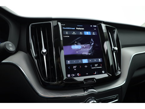 Volvo XC60 2.0 T6 Plug-in hybrid AWD Long Range Plus Dark | Rijklaar | Pano-dak | Trekhaak | 4x Stoel + Stuurverw. | voorruit.verw. | Google |