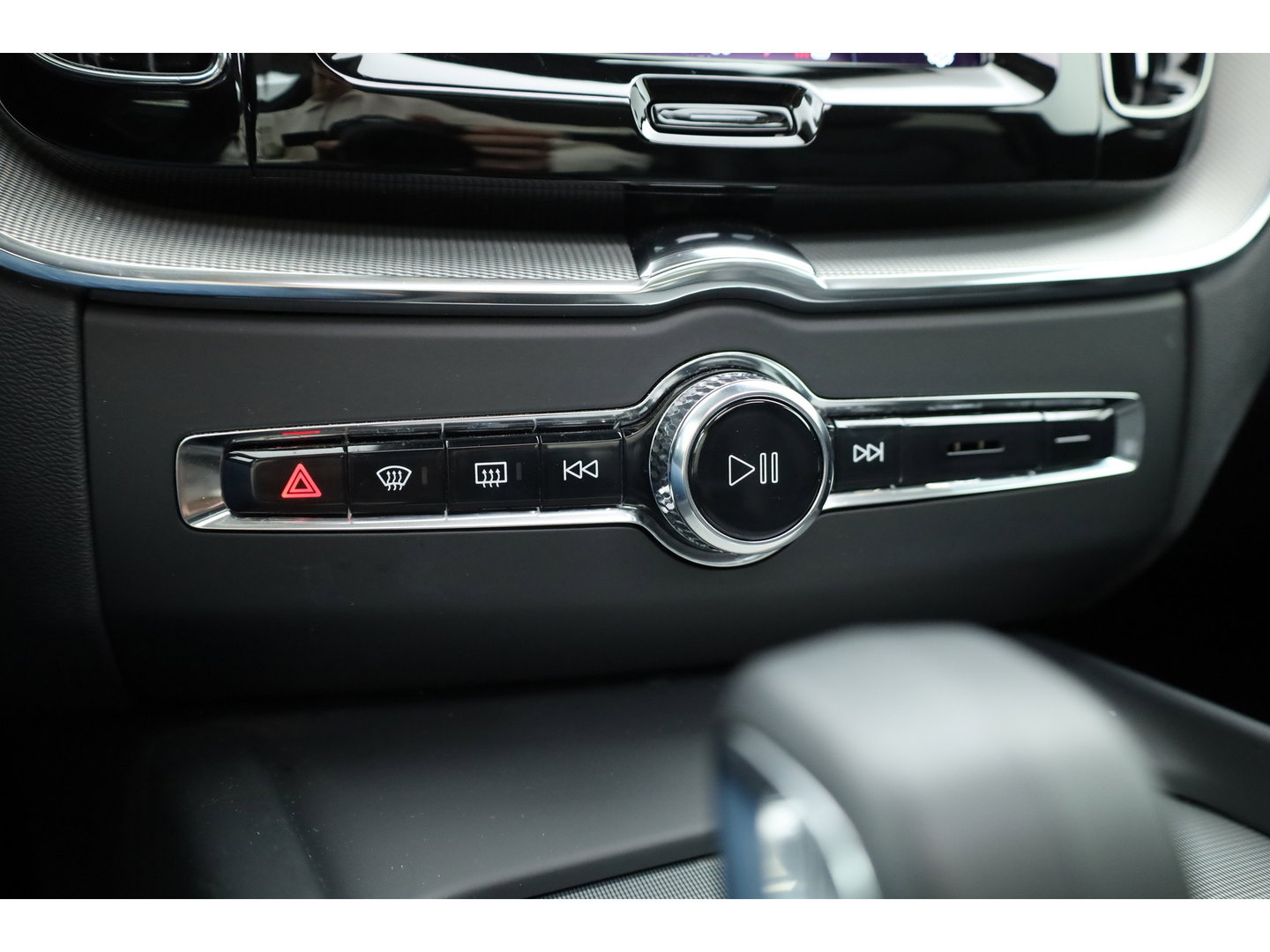 Volvo XC60 2.0 T6 Plug-in hybrid AWD Long Range Plus Dark | Rijklaar | Pano-dak | Trekhaak | 4x Stoel + Stuurverw. | voorruit.verw. | Google |
