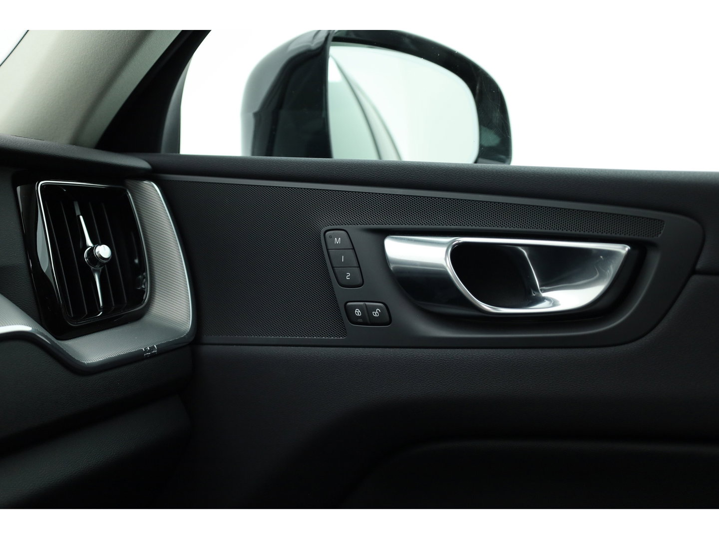 Volvo XC60 2.0 T6 Plug-in hybrid AWD Long Range Plus Dark | Rijklaar | Pano-dak | Trekhaak | 4x Stoel + Stuurverw. | voorruit.verw. | Google |