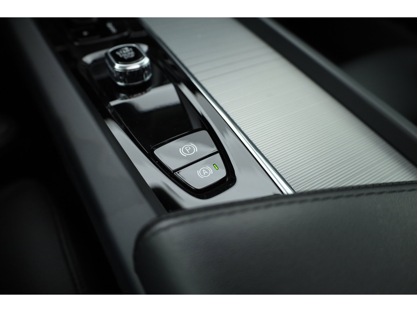 Volvo XC60 2.0 T6 Plug-in hybrid AWD Long Range Plus Dark | Rijklaar | Pano-dak | Trekhaak | 4x Stoel + Stuurverw. | voorruit.verw. | Google |
