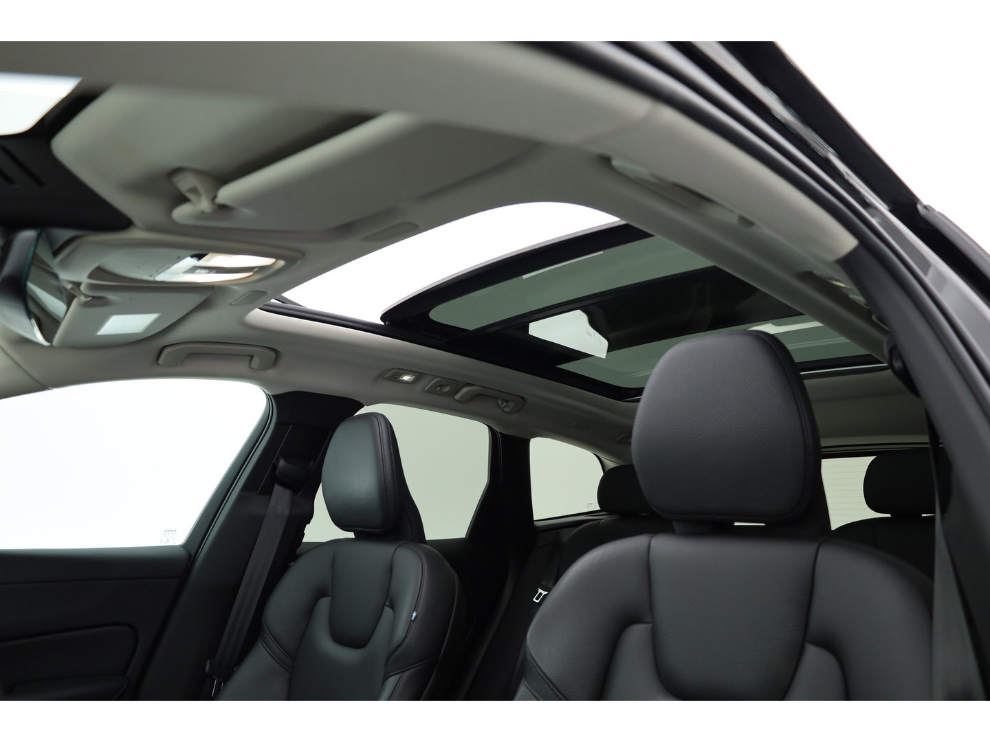 Volvo XC60 2.0 T6 Plug-in hybrid AWD Long Range Plus Dark | Rijklaar | Pano-dak | Trekhaak | 4x Stoel + Stuurverw. | voorruit.verw. | Google |