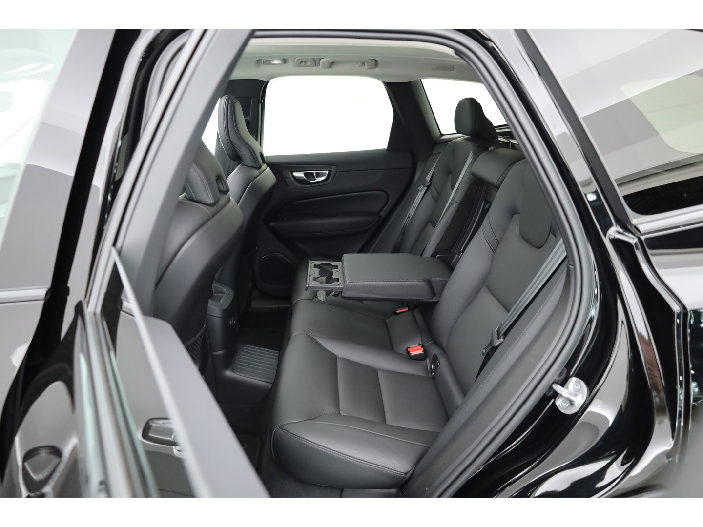 Volvo XC60 2.0 T6 Plug-in hybrid AWD Long Range Plus Dark | Rijklaar | Pano-dak | Trekhaak | 4x Stoel + Stuurverw. | voorruit.verw. | Google |