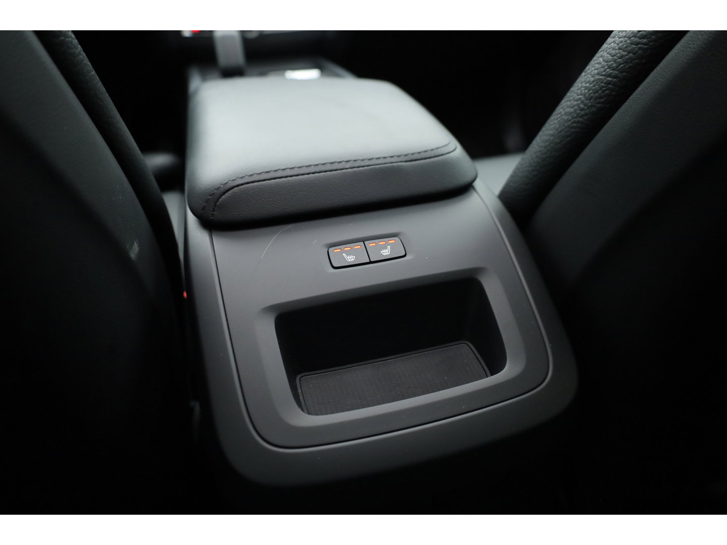 Volvo XC60 2.0 T6 Plug-in hybrid AWD Long Range Plus Dark | Rijklaar | Pano-dak | Trekhaak | 4x Stoel + Stuurverw. | voorruit.verw. | Google |