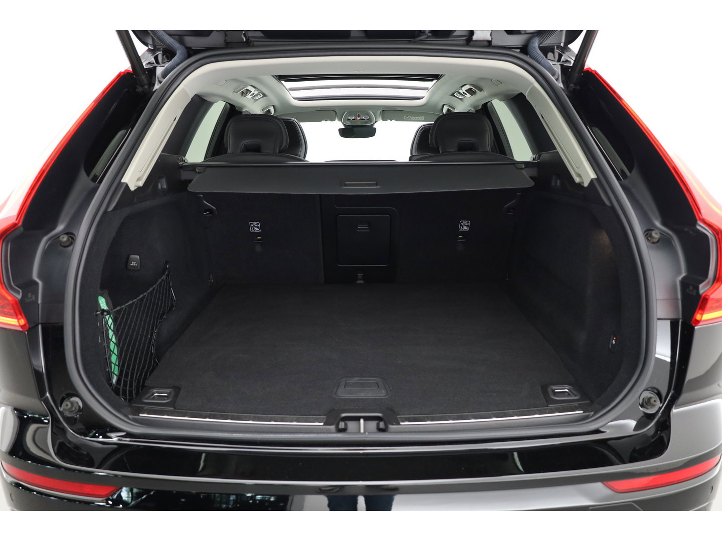 Volvo XC60 2.0 T6 Plug-in hybrid AWD Long Range Plus Dark | Rijklaar | Pano-dak | Trekhaak | 4x Stoel + Stuurverw. | voorruit.verw. | Google |