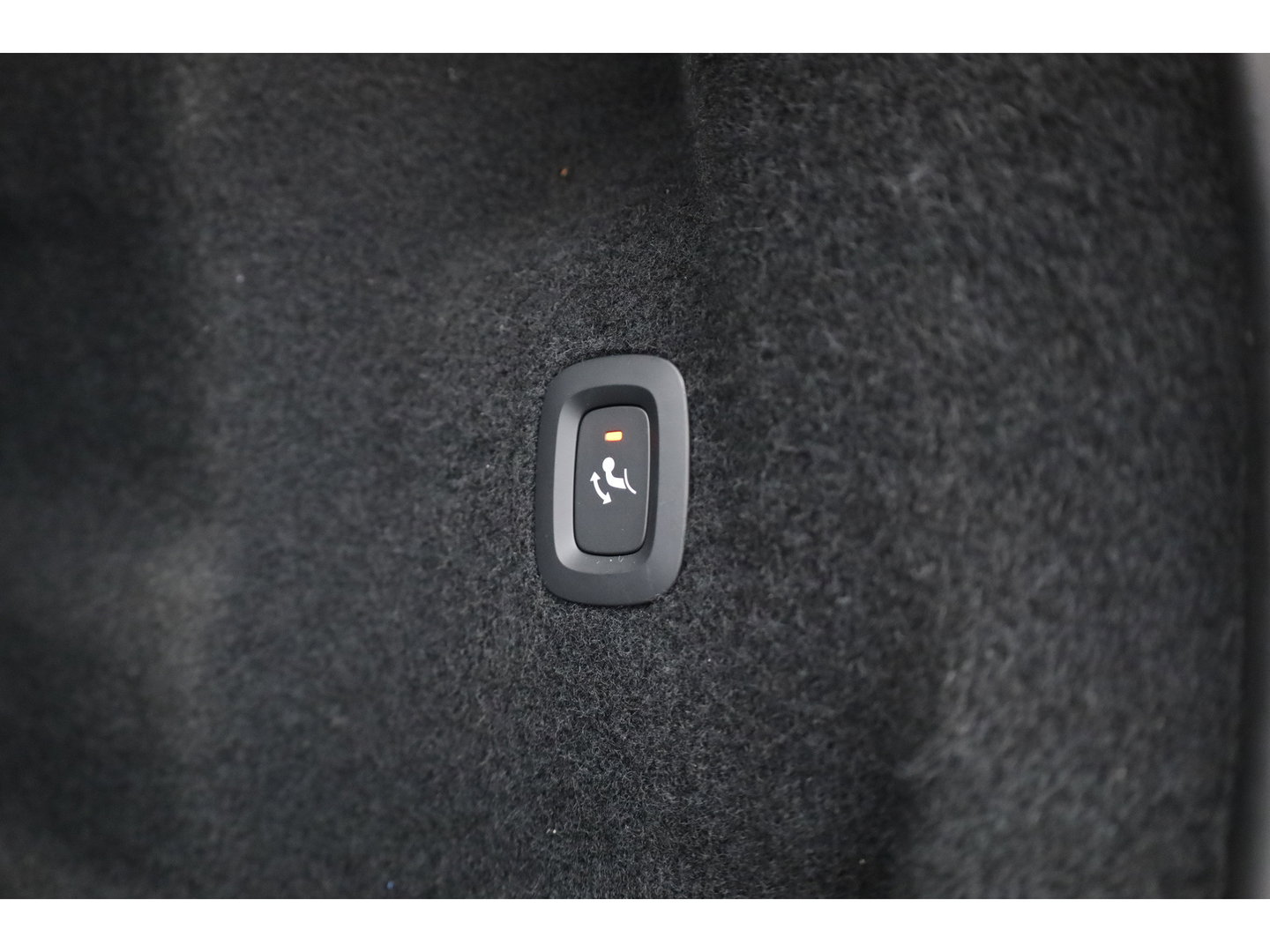 Volvo XC60 2.0 T6 Plug-in hybrid AWD Long Range Plus Dark | Rijklaar | Pano-dak | Trekhaak | 4x Stoel + Stuurverw. | voorruit.verw. | Google |