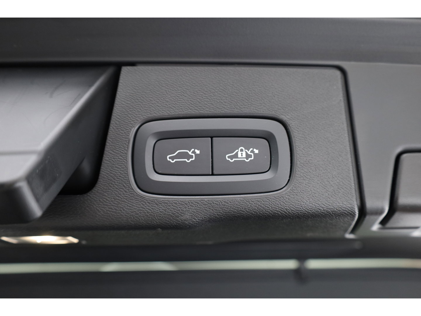 Volvo XC60 2.0 T6 Plug-in hybrid AWD Long Range Plus Dark | Rijklaar | Pano-dak | Trekhaak | 4x Stoel + Stuurverw. | voorruit.verw. | Google |