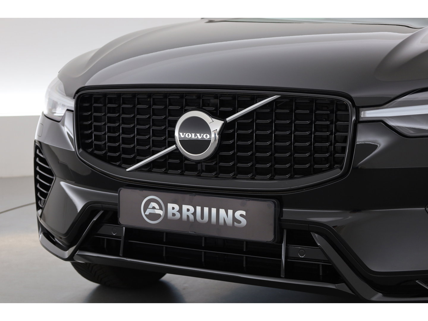 Volvo XC60 2.0 T6 Plug-in hybrid AWD Long Range Plus Dark | Rijklaar | Pano-dak | Trekhaak | 4x Stoel + Stuurverw. | voorruit.verw. | Google |