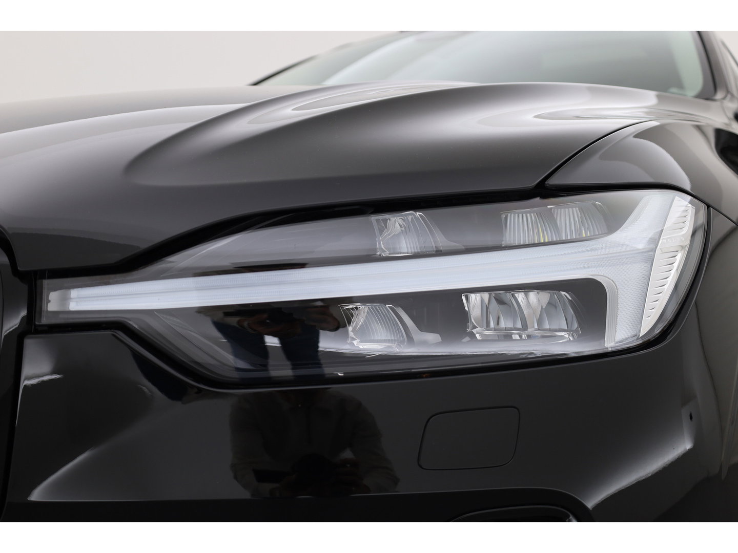 Volvo XC60 2.0 T6 Plug-in hybrid AWD Long Range Plus Dark | Rijklaar | Pano-dak | Trekhaak | 4x Stoel + Stuurverw. | voorruit.verw. | Google |
