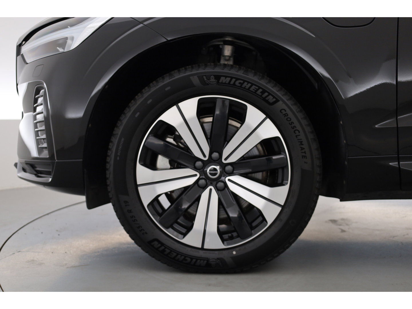 Volvo XC60 2.0 T6 Plug-in hybrid AWD Long Range Plus Dark | Rijklaar | Pano-dak | Trekhaak | 4x Stoel + Stuurverw. | voorruit.verw. | Google |