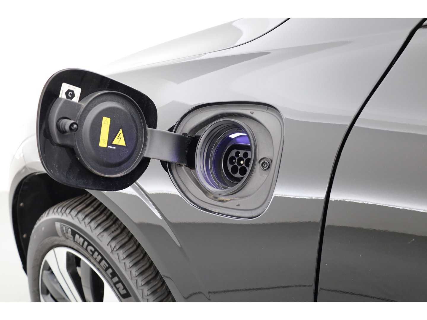 Volvo XC60 2.0 T6 Plug-in hybrid AWD Long Range Plus Dark | Rijklaar | Pano-dak | Trekhaak | 4x Stoel + Stuurverw. | voorruit.verw. | Google |