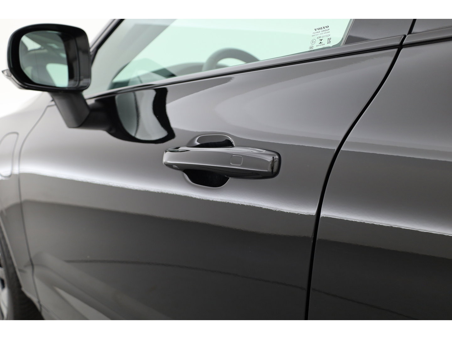 Volvo XC60 2.0 T6 Plug-in hybrid AWD Long Range Plus Dark | Rijklaar | Pano-dak | Trekhaak | 4x Stoel + Stuurverw. | voorruit.verw. | Google |