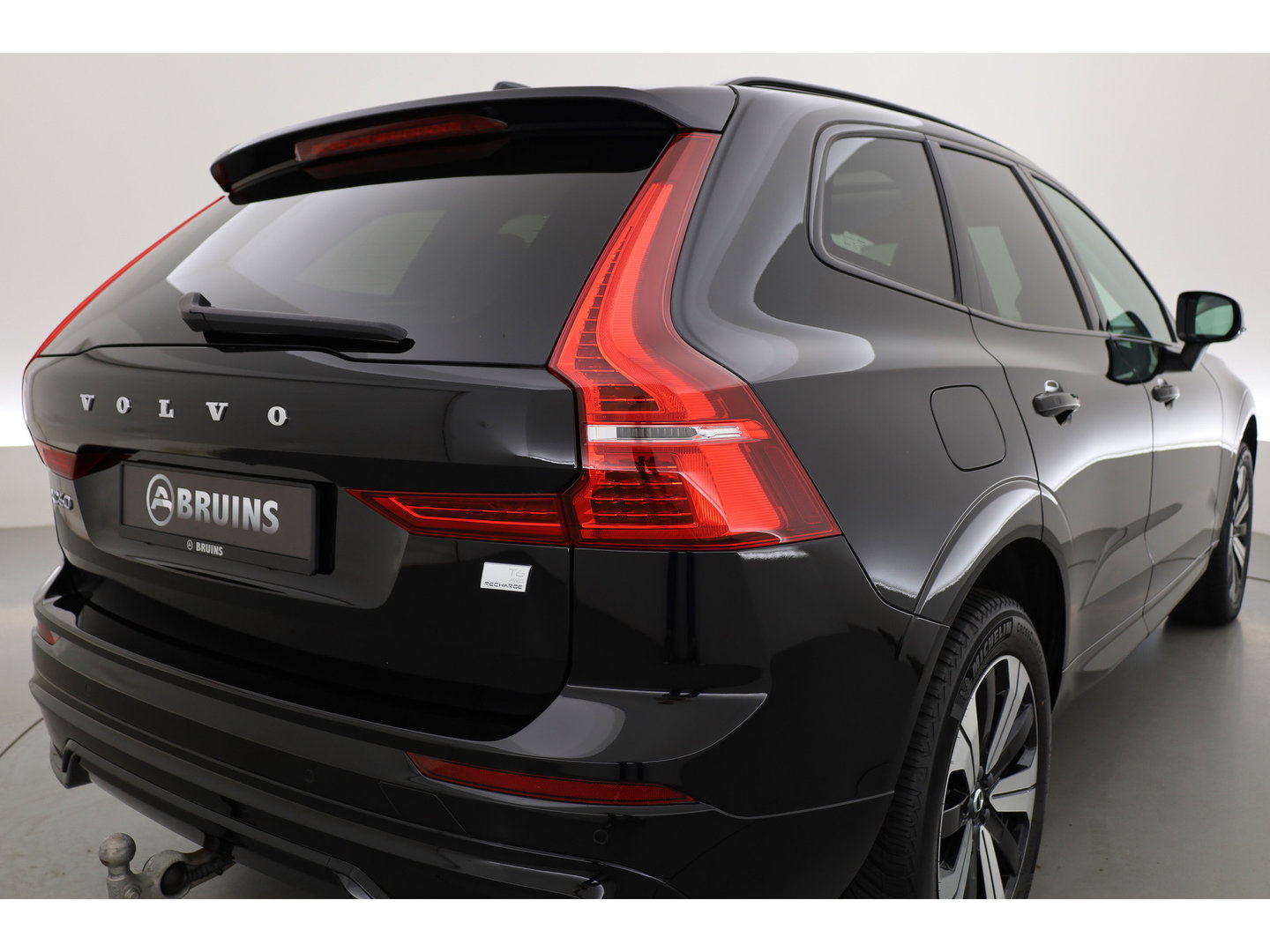Volvo XC60 2.0 T6 Plug-in hybrid AWD Long Range Plus Dark | Rijklaar | Pano-dak | Trekhaak | 4x Stoel + Stuurverw. | voorruit.verw. | Google |