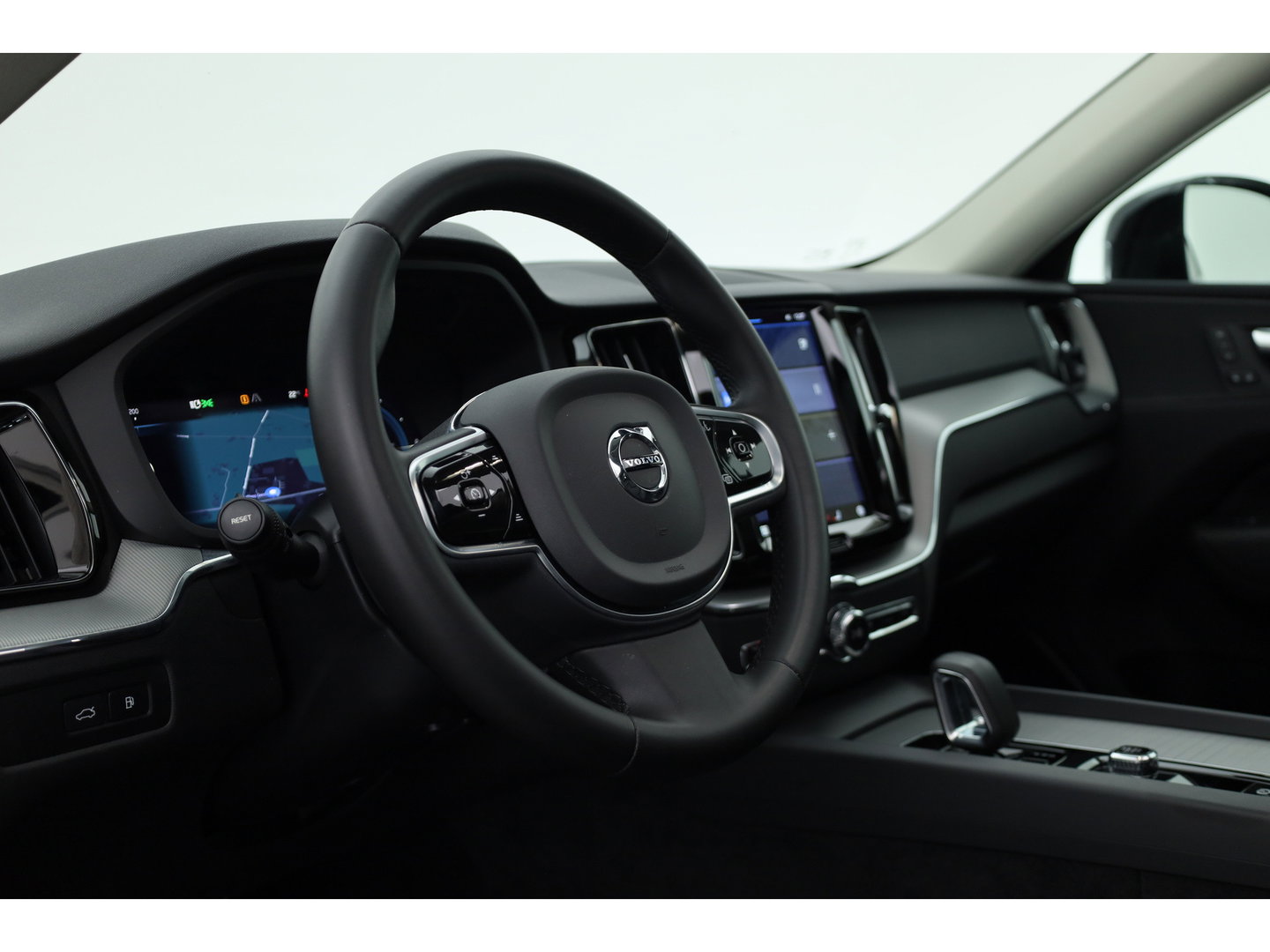 Volvo XC60 2.0 T6 Plug-in hybrid AWD Long Range Plus Dark | Rijklaar | Pano-dak | Trekhaak | 4x Stoel + Stuurverw. | voorruit.verw. | Google |