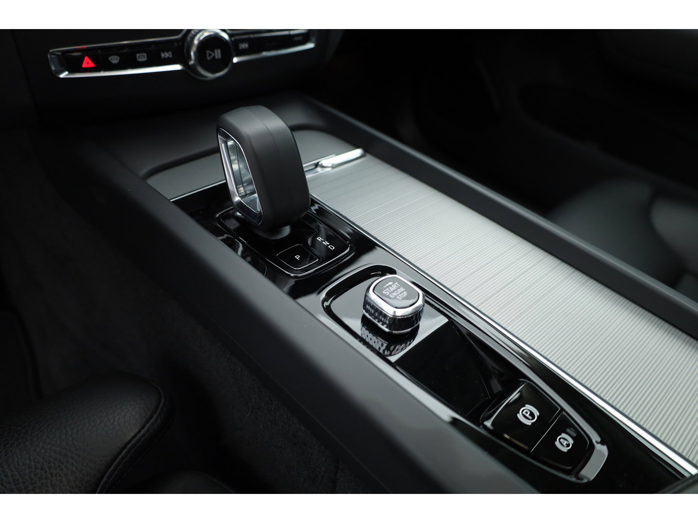 Volvo XC60 2.0 T6 Plug-in hybrid AWD Long Range Plus Dark | Rijklaar | Pano-dak | Trekhaak | 4x Stoel + Stuurverw. | voorruit.verw. | Google |