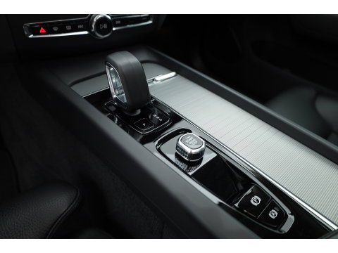 Volvo XC60 2.0 T6 Plug-in hybrid AWD Long Range Plus Dark | Rijklaar | Pano-dak | Trekhaak | 4x Stoel + Stuurverw. | voorruit.verw. | Google |