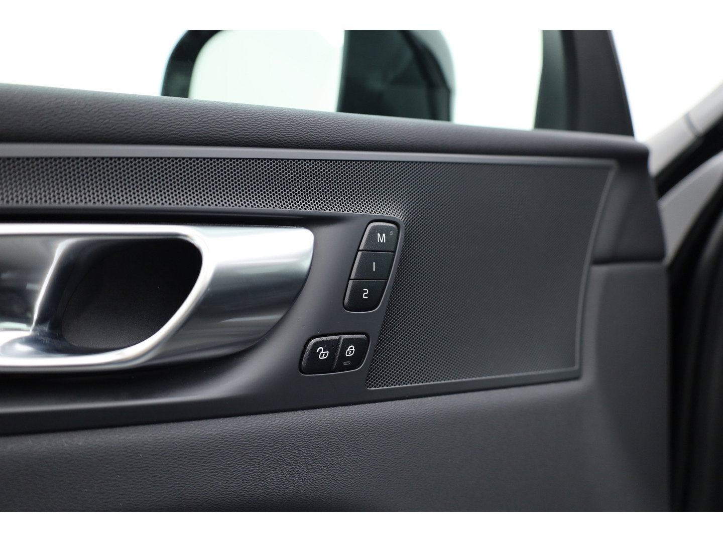 Volvo XC60 2.0 T6 Plug-in hybrid AWD Long Range Plus Dark | Rijklaar | Pano-dak | Trekhaak | 4x Stoel + Stuurverw. | voorruit.verw. | Google |