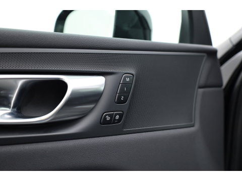 Volvo XC60 2.0 T6 Plug-in hybrid AWD Long Range Plus Dark | Rijklaar | Pano-dak | Trekhaak | 4x Stoel + Stuurverw. | voorruit.verw. | Google |