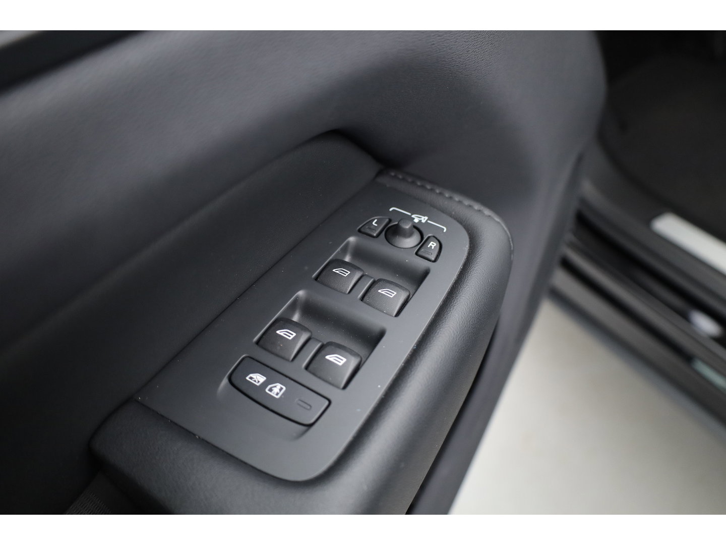 Volvo XC60 2.0 T6 Plug-in hybrid AWD Long Range Plus Dark | Rijklaar | Pano-dak | Trekhaak | 4x Stoel + Stuurverw. | voorruit.verw. | Google |