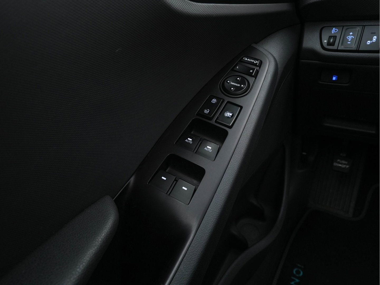 Hyundai IONIQ 1.6 GDi First Edition Aut. *PANO | LEATHER | XENON | ADAPTIVE-CRUISE | MEMORY-PACK | BLIND-SPOT | HEATED-COMFORTSEATS | NAVI-FULLMAP | CAMERA | KEYLESS | ECC | PDC | 15''ALU*