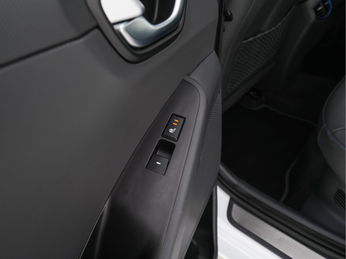 Hyundai IONIQ 1.6 GDi First Edition Aut. *PANO | LEATHER | XENON | ADAPTIVE-CRUISE | MEMORY-PACK | BLIND-SPOT | HEATED-COMFORTSEATS | NAVI-FULLMAP | CAMERA | KEYLESS | ECC | PDC | 15''ALU*