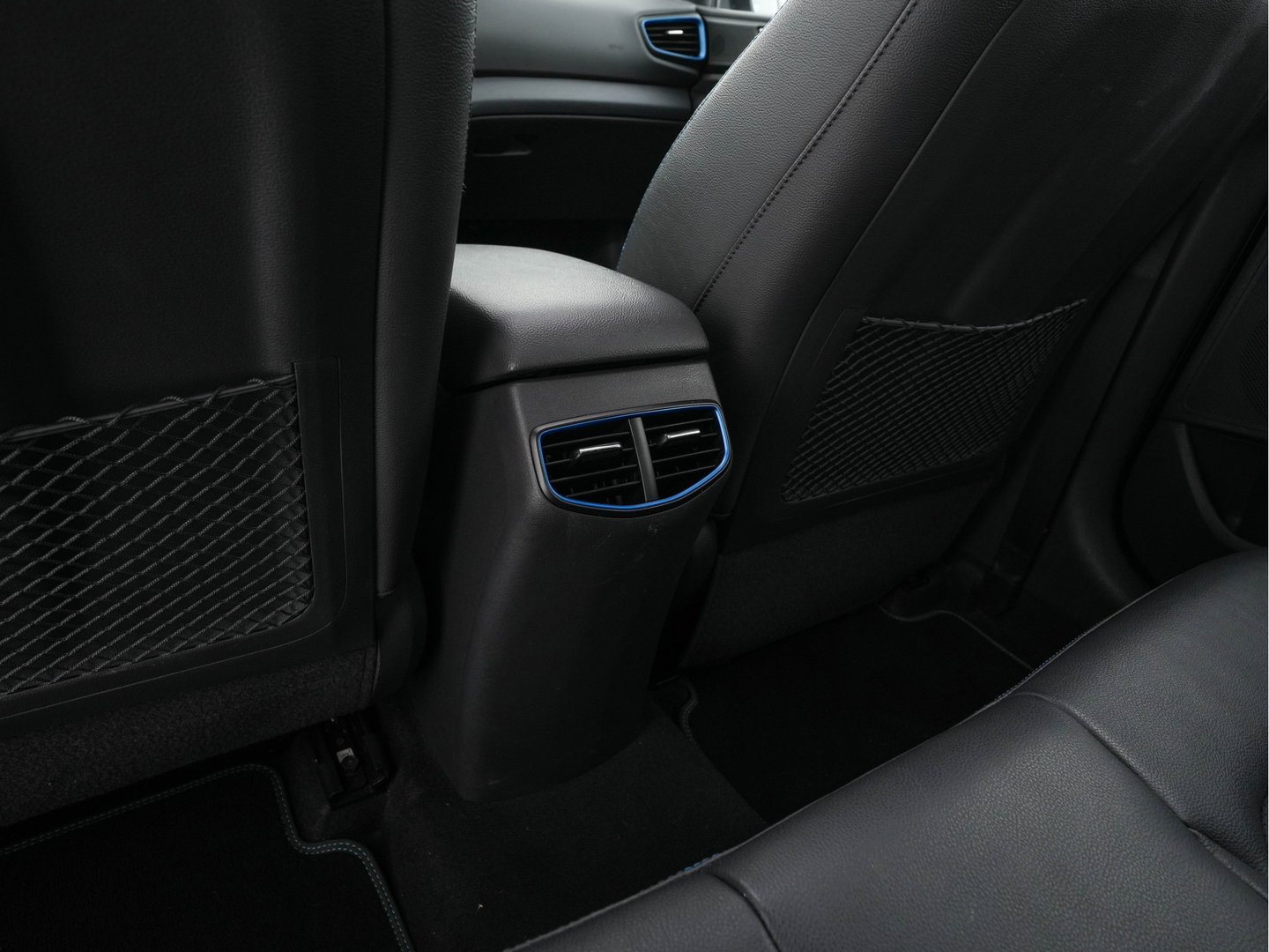 Hyundai IONIQ 1.6 GDi First Edition Aut. *PANO | LEATHER | XENON | ADAPTIVE-CRUISE | MEMORY-PACK | BLIND-SPOT | HEATED-COMFORTSEATS | NAVI-FULLMAP | CAMERA | KEYLESS | ECC | PDC | 15''ALU*