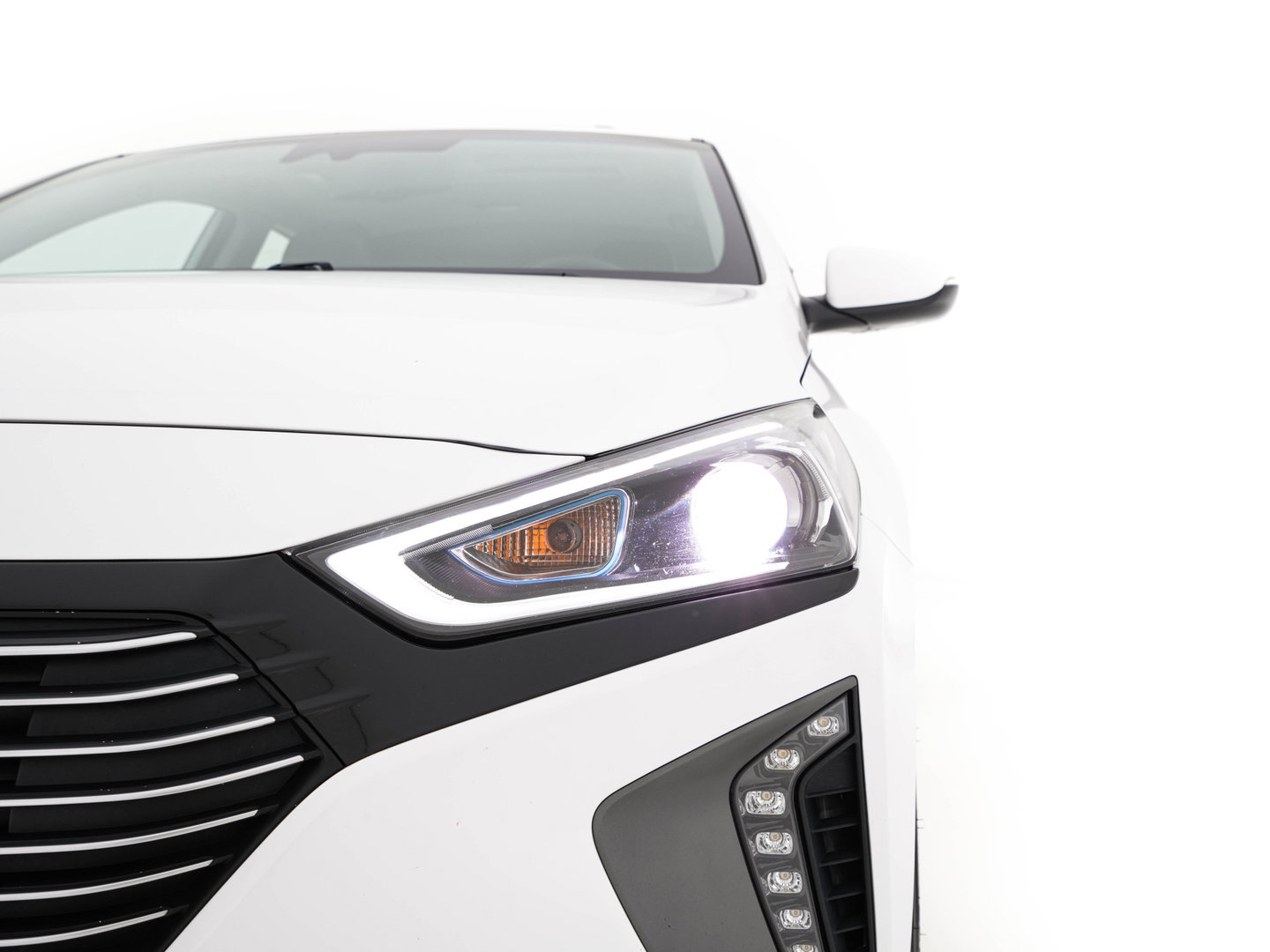 Hyundai IONIQ 1.6 GDi First Edition Aut. *PANO | LEATHER | XENON | ADAPTIVE-CRUISE | MEMORY-PACK | BLIND-SPOT | HEATED-COMFORTSEATS | NAVI-FULLMAP | CAMERA | KEYLESS | ECC | PDC | 15''ALU*
