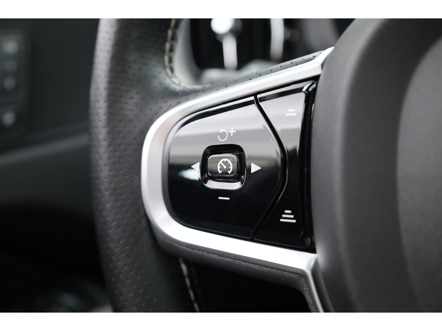 Volvo XC60 2.0 T8 Twin Engine AWD R-Design | Prijs Rijklaar | Vol | Luchtvering | Stoelventilatie | Trekhaak | 21 inch |