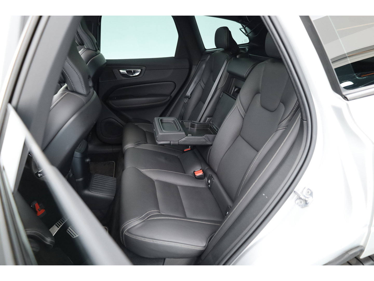 Volvo XC60 2.0 T8 Twin Engine AWD R-Design | Prijs Rijklaar | Vol | Luchtvering | Stoelventilatie | Trekhaak | 21 inch |