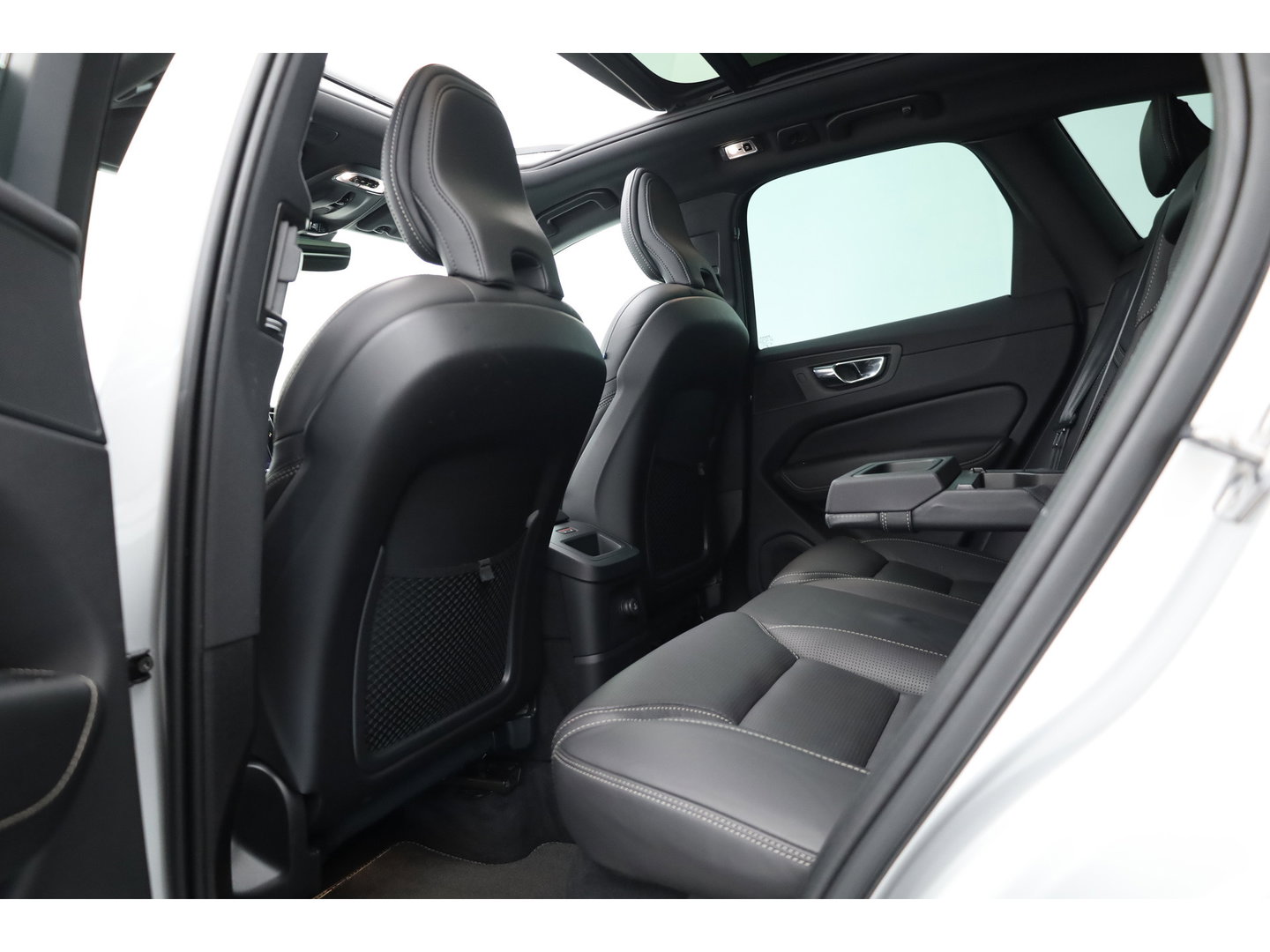 Volvo XC60 2.0 T8 Twin Engine AWD R-Design | Prijs Rijklaar | Vol | Luchtvering | Stoelventilatie | Trekhaak | 21 inch |